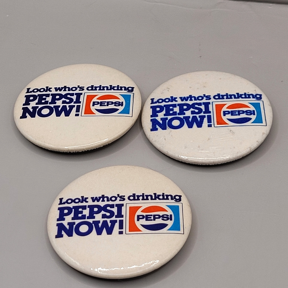 Vtg Set Of 3 Pepsi Look Who's Drinking Pepsi Now Pin Back Buttons 2.5 In Canada